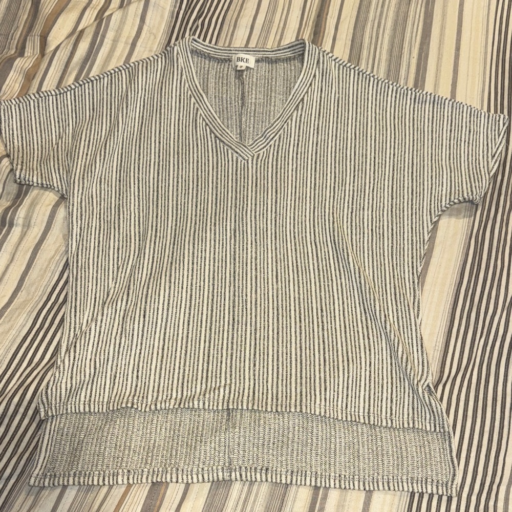 Buckle Women's Black and White Striped V-Neck Tee